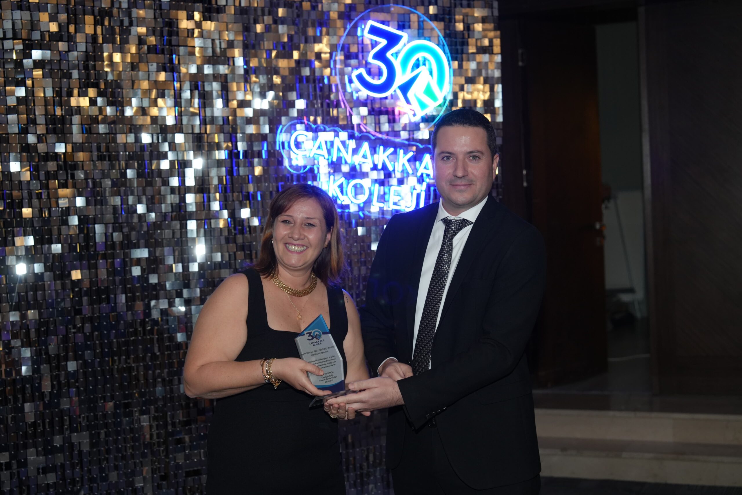 30 Yıllık Bir Hikaye: Çanakkale Koleji’nden Emektar Öğretmene Göz Yaşartan Plaket!