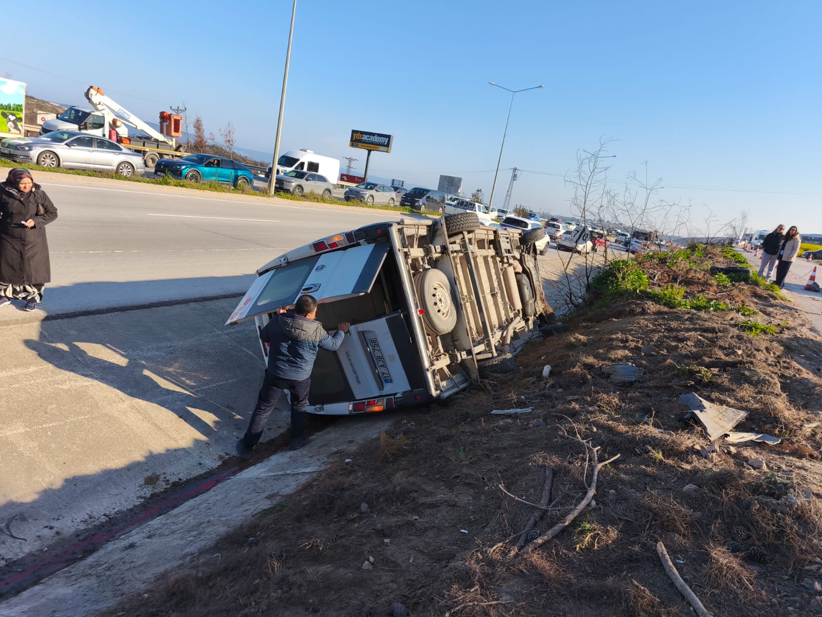 Çanakkale’de Minibüs Su Menfezine Devrildi, Yaralıların İsimleri Belli Oldu!