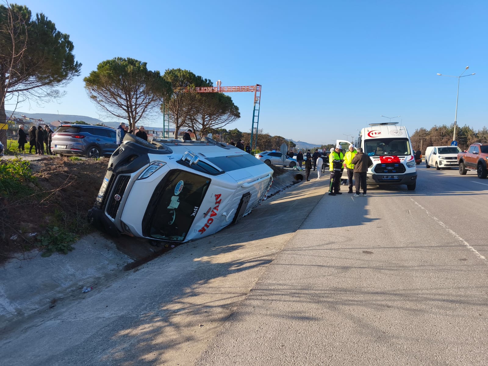 Çanakkale’de Minibüs ile Otomobil Çarpıştı: Araç Menfeze Devrildi, 8 Yaralı