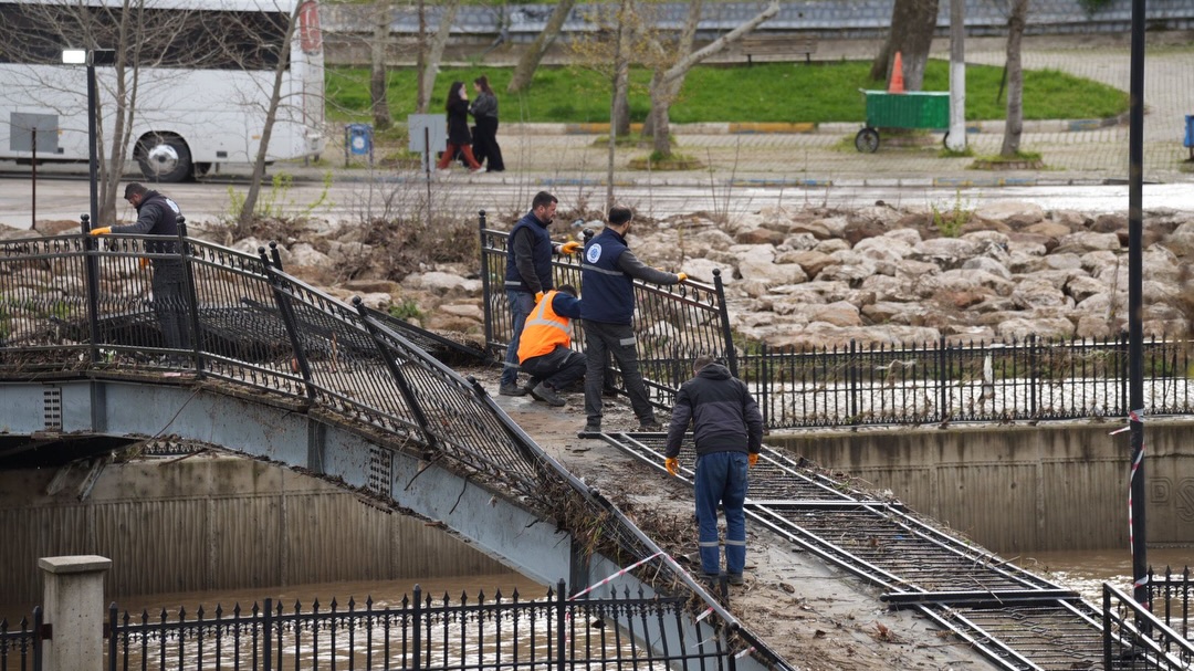 Biga’da Taşan Kocabaş Çayı Normale Döndü. Ekipler Seferber Oldu: Temizlik Çalışmaları Başladı