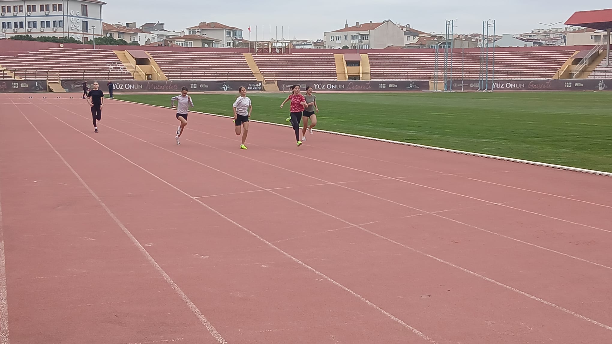18 Mart Stadyumu’nda Nefes Kesen Yarış: Çanakkale’nin En Hızlıları Belli Oldu!