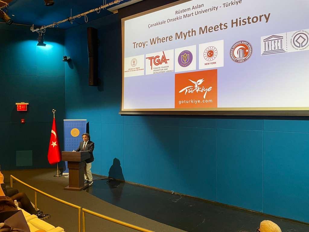 ÇOMÜ New York’ta Sahneye Çıktı! Troya’nın Sırrı Dünyayı Nasıl Etkiledi?